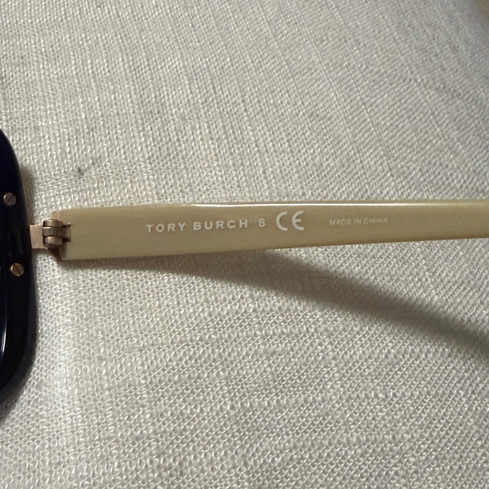 Tory Burch Navy Sunglasses with Bold Orange Case. Great condition, no scratches - Picture 5 of 11